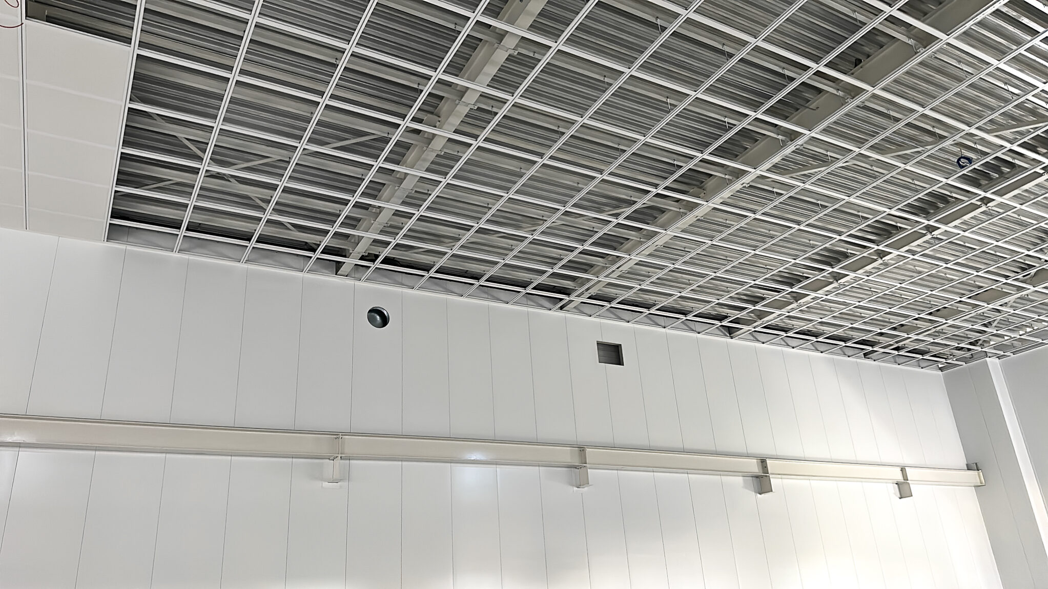 Plafondraster van een cleanroomplafond tijdens de bouw