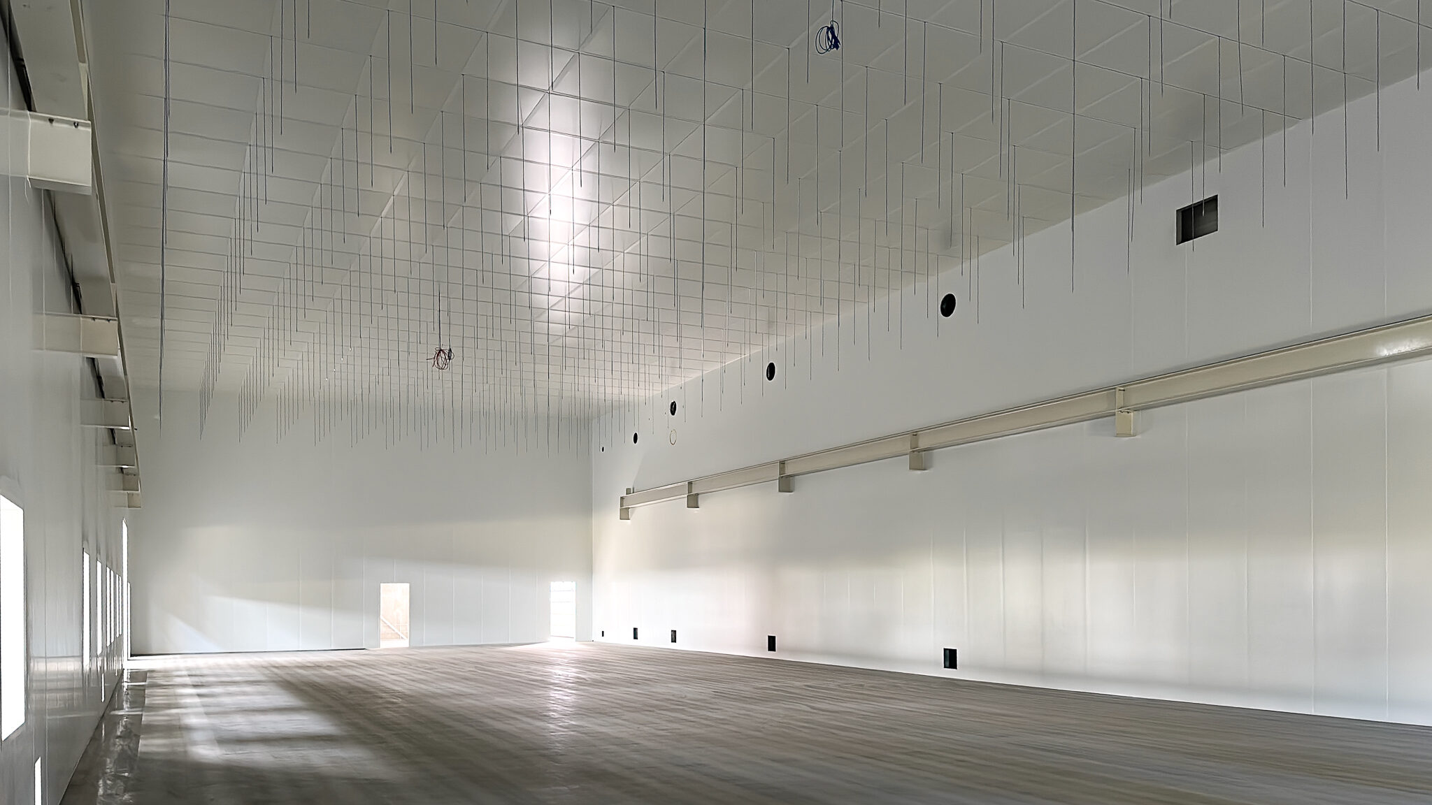 Cleanroom met hoog plafond tijdens de bouw